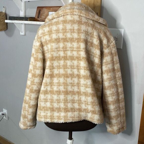 Blu Pepper tan and cream plaid shacket jacket coat women’s size medium cozy fall - Picture 6 of 13